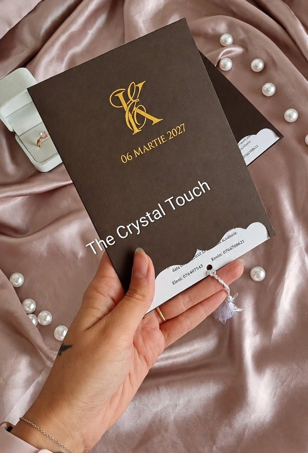 Invitație de nuntă elegantă cu plic maro și text auriu The Crystal Touch