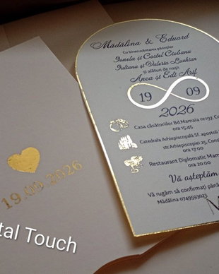 Invitație de nuntă elegantă cu chenar auriu și design arcuit
