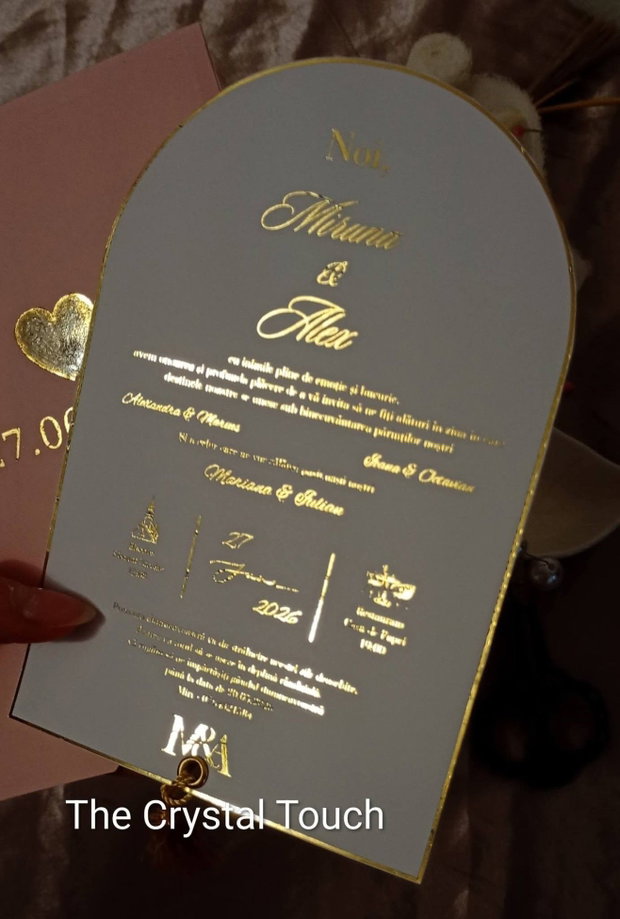 Invitație de nuntă elegantă cu chenar auriu și design arcuit