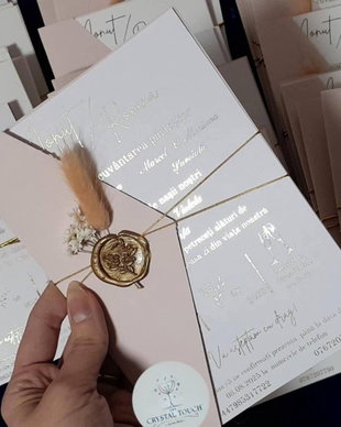 Invitație de nuntă cu text auriu și plic verde elegant