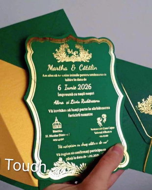 Invitație de nuntă verde smarald cu detalii aurii și design elegant