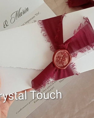 Invitație de nuntă elegantă cu sigiliu și panglică bordo