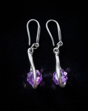 Cercei unicat, tip lacrimă, din argint fin, cu design fluid și cristale Cubic Zirconia polifatetate mov