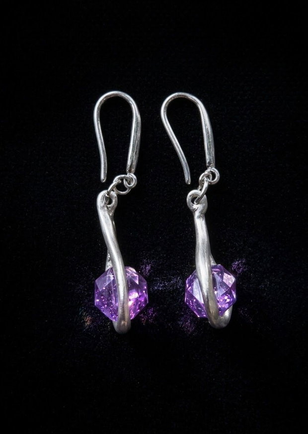 Cercei unicat, tip lacrimă, din argint fin, cu design fluid și cristale Cubic Zirconia polifatetate mov