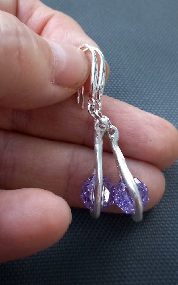 Cercei unicat, tip lacrimă, din argint fin, cu design fluid și cristale Cubic Zirconia polifatetate mov