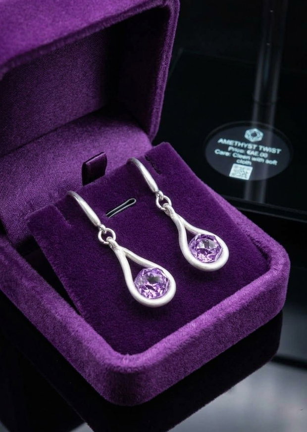 Cercei unicat, tip lacrimă, din argint fin, cu design fluid și cristale Cubic Zirconia polifatetate mov