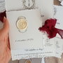Invitație de nuntă cu hârtie texturată, sigiliu și panglică bordo