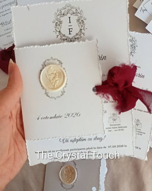 Invitație de nuntă cu hârtie texturată, sigiliu și panglică bordo