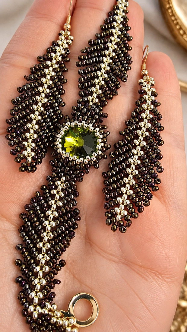 Set bijuterii handmade Pădurea de Smarald Brățară și cercei cu model pană și cristal Swarovski