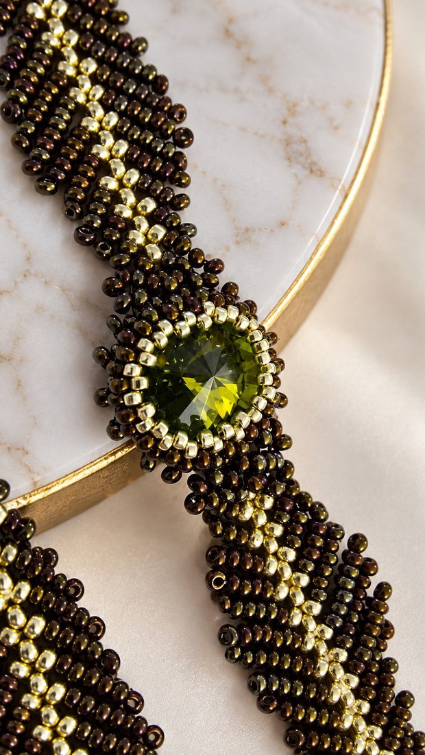 Set bijuterii handmade Pădurea de Smarald Brățară și cercei cu model pană și cristal Swarovski