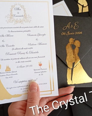 Invitație de nuntă alb-negru cu siluetă aurie a mirilor
