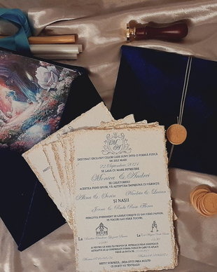 Invitație de nuntă vintage cu margini texturate și plic de catifea