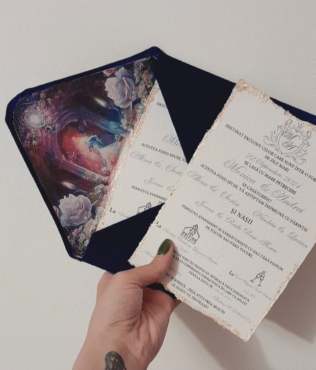 Invitație de nuntă vintage cu margini texturate și plic de catifea