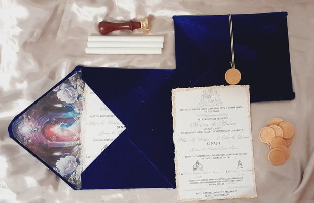 Invitație de nuntă vintage cu margini texturate și plic de catifea
