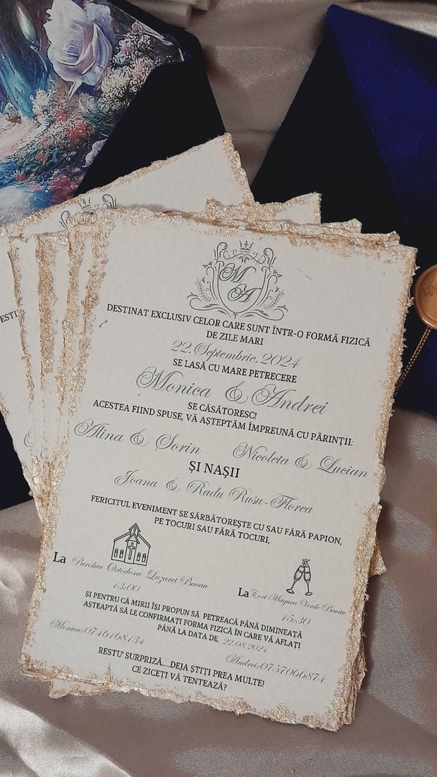 Invitație de nuntă vintage cu margini texturate și plic de catifea