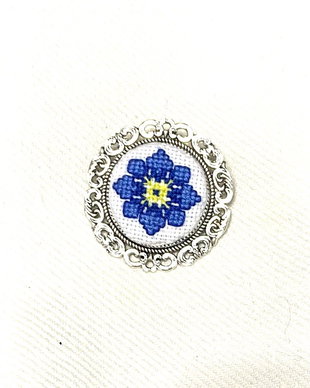Brosa cu broderie manuala