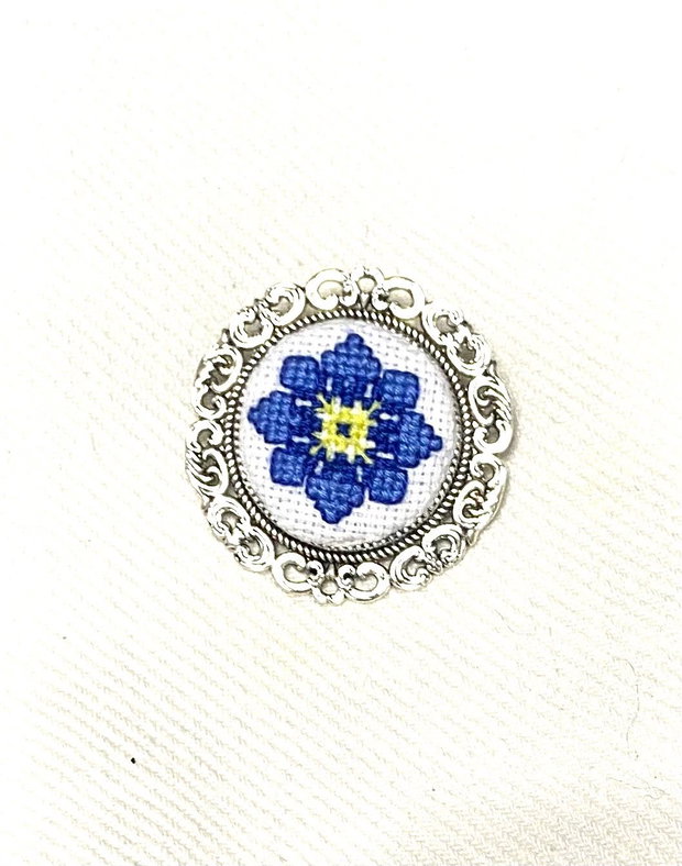 Brosa cu broderie manuala