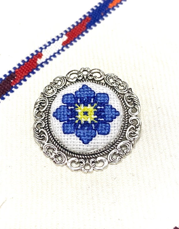 Brosa cu broderie manuala