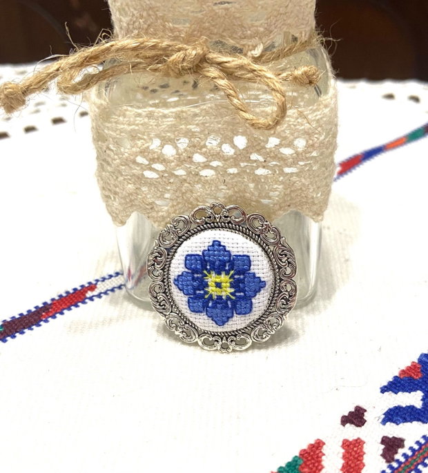 Brosa cu broderie manuala