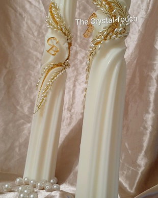 Lumânări de nuntă elegante cu decor auriu și inițialele mirilor