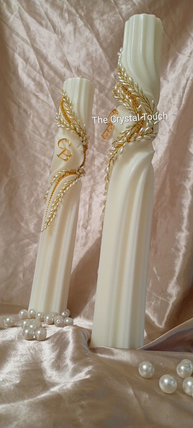Lumânări de nuntă elegante cu decor auriu și inițialele mirilor