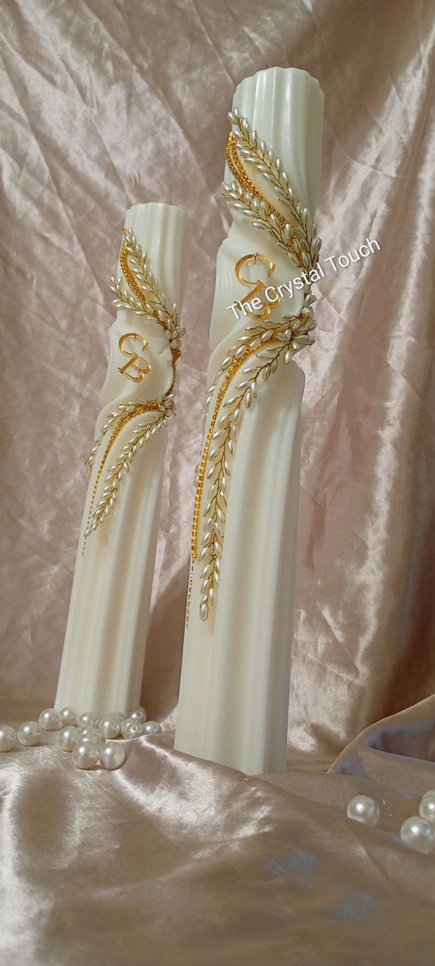 Lumânări de nuntă elegante cu decor auriu și inițialele mirilor