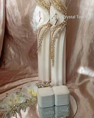 Set de nuntă elegant cu lumânări decorate, suport pentru verighete și accesorii asortate