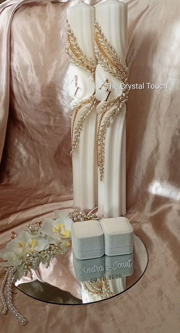 Set de nuntă elegant cu lumânări decorate, suport pentru verighete și accesorii asortate