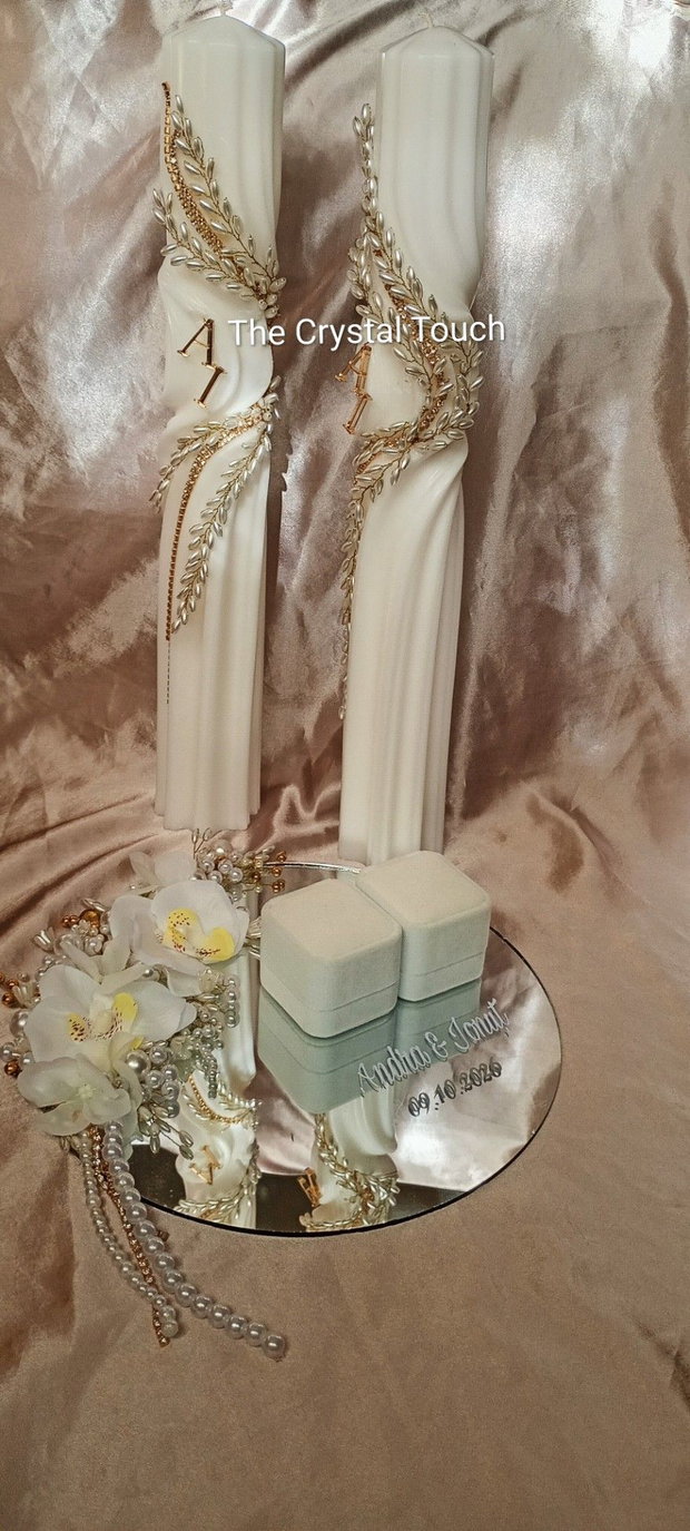 Set de nuntă elegant cu lumânări decorate, suport pentru verighete și accesorii asortate