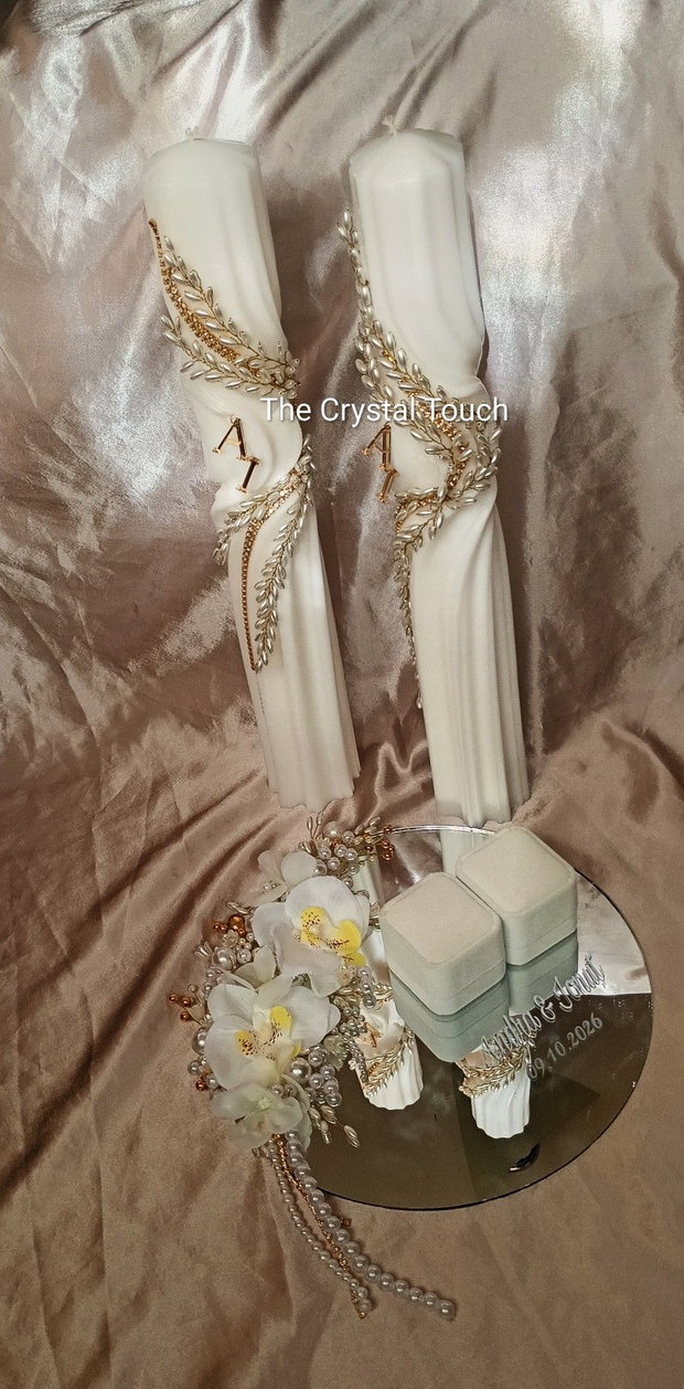 Set de nuntă elegant cu lumânări decorate, suport pentru verighete și accesorii asortate