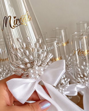 Pahare de nuntă personalizate cu perle, fundă din satin și decor elegant