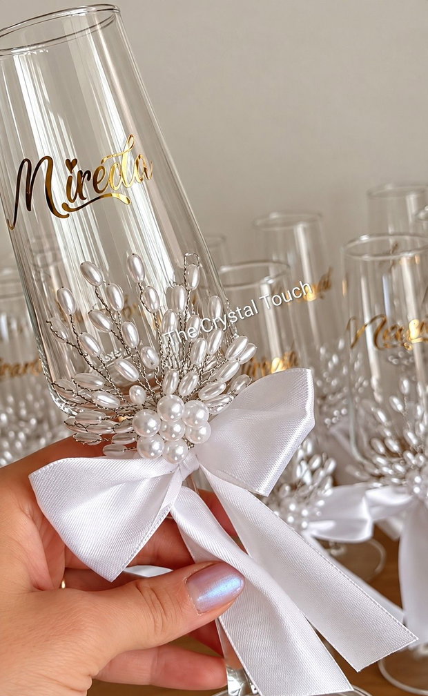 Pahare de nuntă personalizate cu perle, fundă din satin și decor elegant