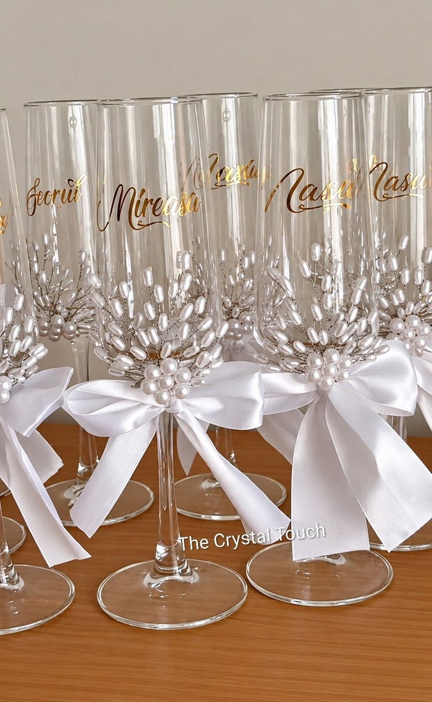 Pahare de nuntă personalizate cu perle, fundă din satin și decor elegant