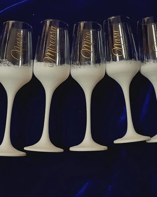 Set de pahare pentru miri și nași  negru și ivory cu personalizare aurie