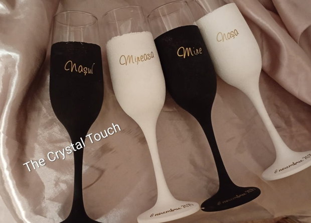 Set de pahare pentru miri și nași  negru și ivory cu personalizare aurie