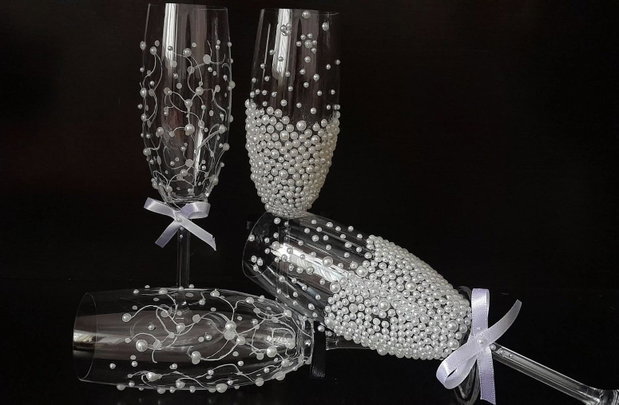 Set de pahare pentru miri și nași decorate cu perle și funde din satin