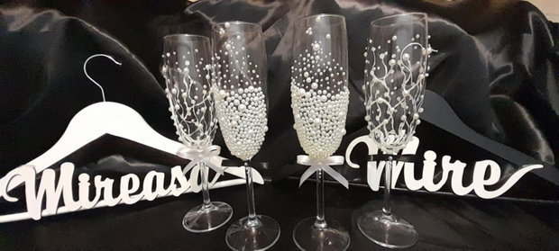 Set de pahare pentru miri și nași decorate cu perle și funde din satin