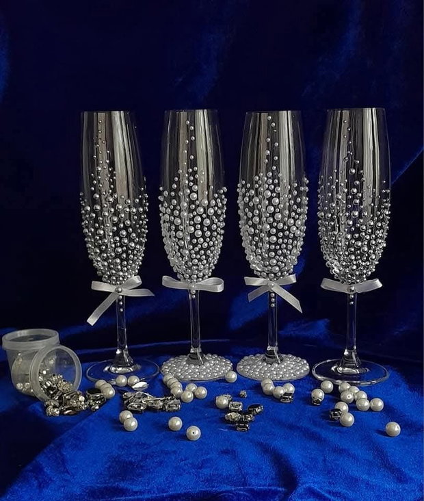 Set de pahare pentru miri și nași decorate cu perle și funde din satin