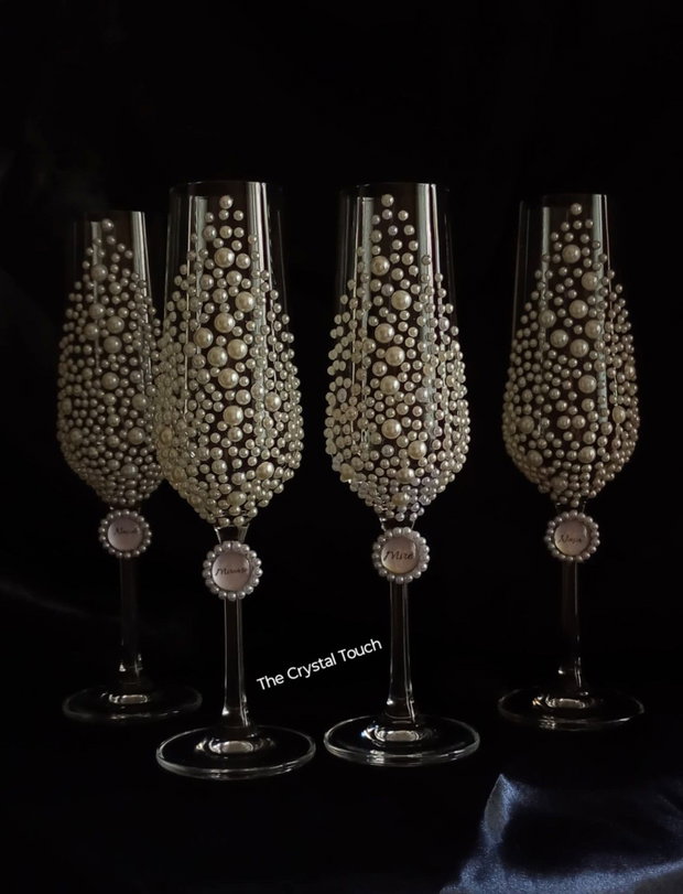 Set de pahare pentru miri și nași decorate cu perle și funde din satin