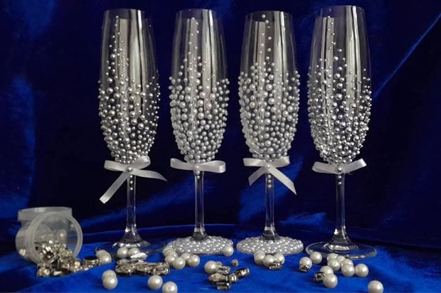 Set de pahare pentru miri și nași decorate cu perle și funde din satin
