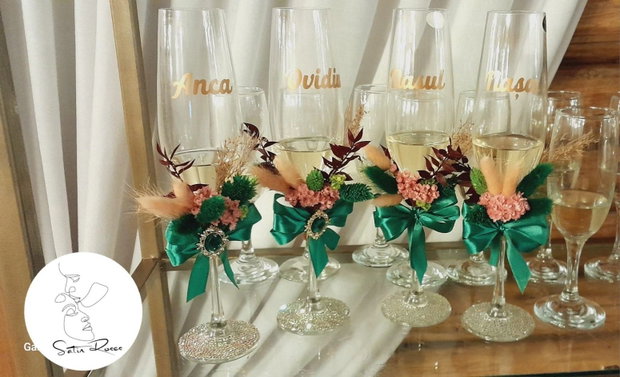 Pahare pentru miri decorate cu flori criogenate și fundă din satin
