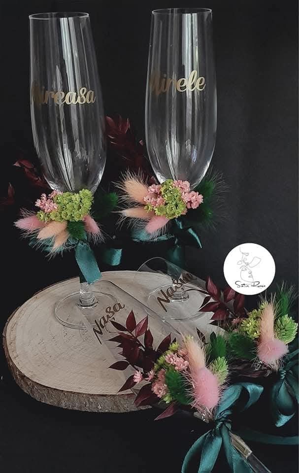 Pahare pentru miri decorate cu flori criogenate și fundă din satin