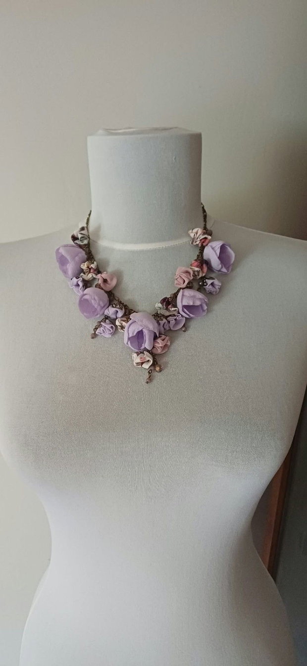 Colier floral mov