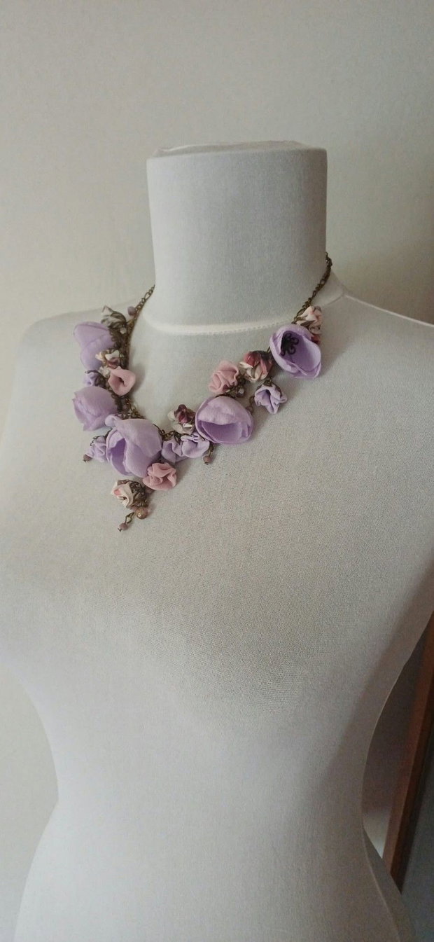 Colier floral mov