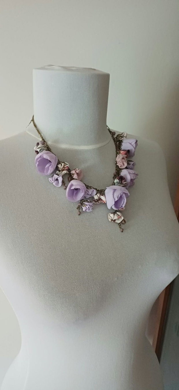 Colier floral mov