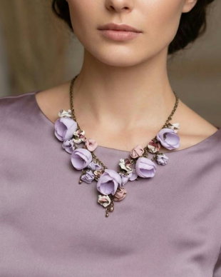 Colier floral mov