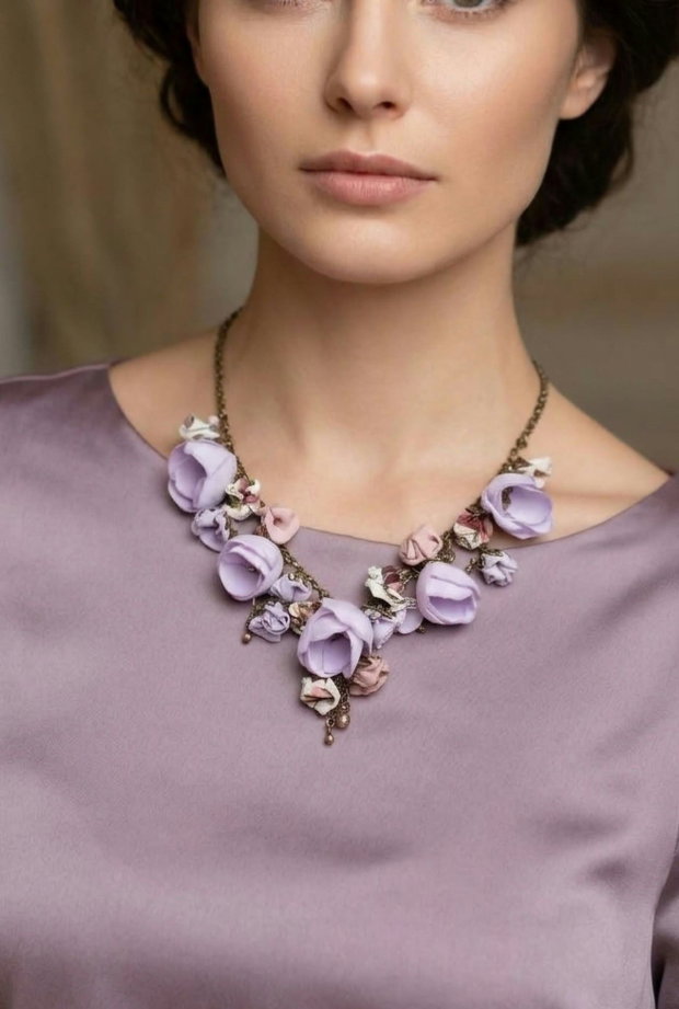 Colier floral mov