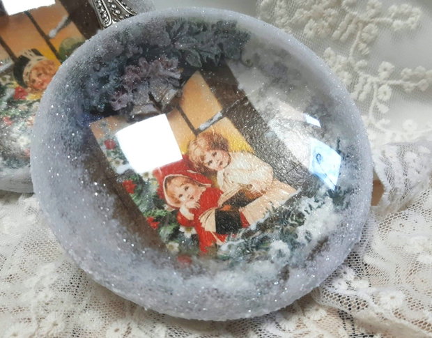 Povești de Crăciun, dincolo de ferestre înghețate - glob decorat manual