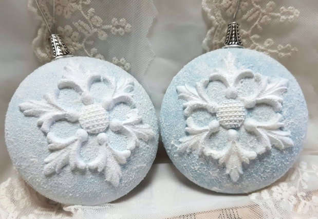 Povești de Crăciun, dincolo de ferestre înghețate - glob decorat manual