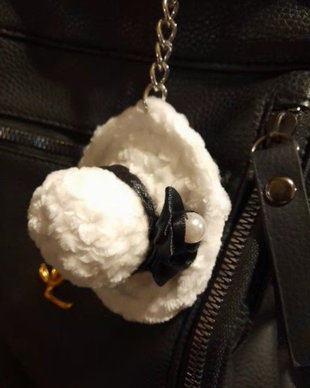 Breloc handmade palarie crosetata alba, accesoriu chic pentru geanta sau rucsac, alb/negru